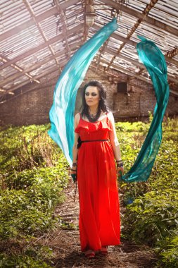 Mavi şal olan kadın