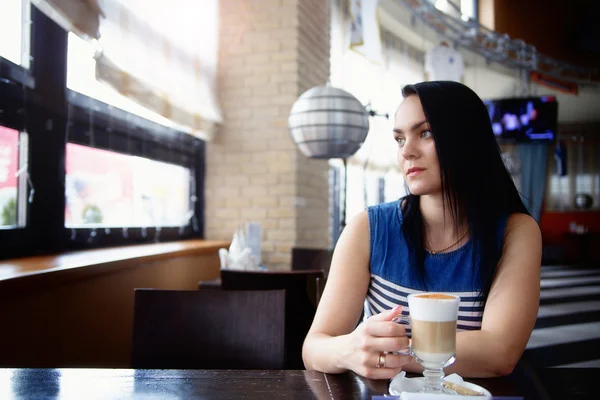 Junge Frau trinkt Kaffee — Stockfoto