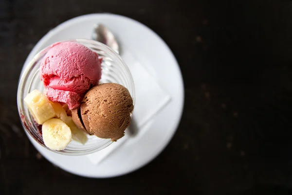 Helado de fresa y chocolate con plátano. Vista desde arriba —  Fotos de Stock