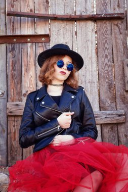 şık kız siyah deri ceket ve uzun etek