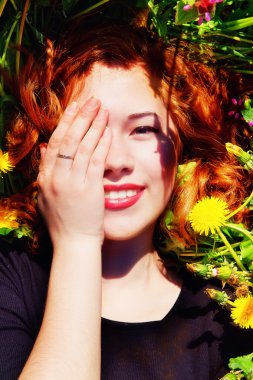 dandelions sahada yalan kırmızı saçlı kız