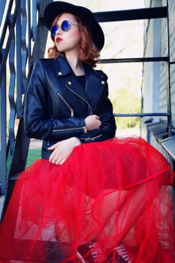 şık kız siyah deri ceket ve uzun etek