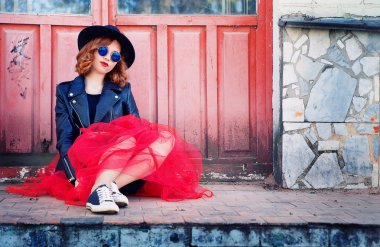 şık kız siyah deri ceket ve uzun etek