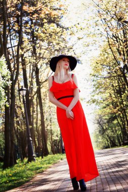 parkta yürüyüş Kırmızı elbiseli zarif kız