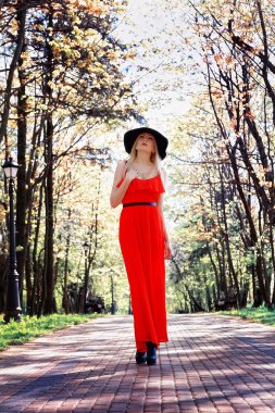 parkta yürüyüş Kırmızı elbiseli zarif kız