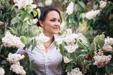 Lila ile güzel esmer kız