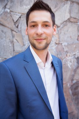 şık şık elbiseli bir adam portresi