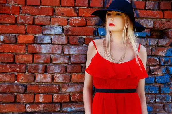 Kırmızı elbise ve siyah şapka moda kadın — Stok fotoğraf