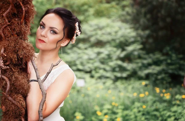 Bride, girl in white dress in the park — Stock Photo, Image