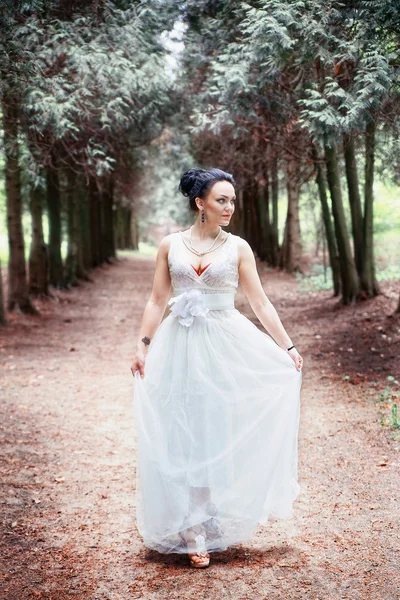 Νύφη, κορίτσι σε λευκό φόρεμα στο πάρκο — Φωτογραφία Αρχείου