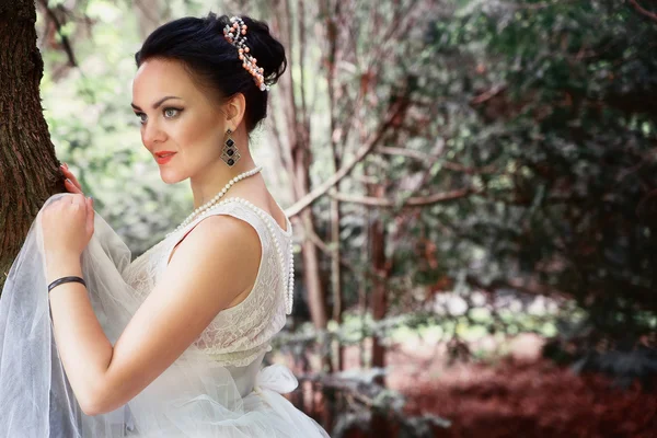 Bride, girl in white dress in the park — Stock Photo, Image