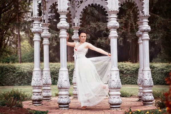 Novia caminando en el parque —  Fotos de Stock