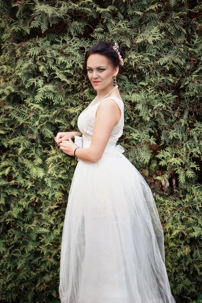 Braut, Mädchen im weißen Kleid im Park — Stockfoto