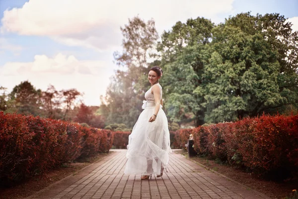 Novia, chica en vestido blanco en el parque —  Fotos de Stock