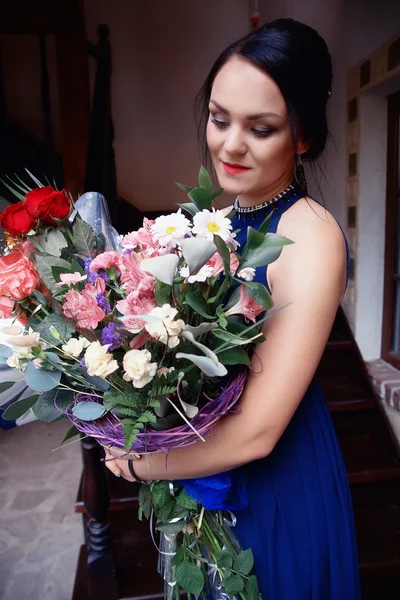 Piękna dziewczyna z duży bukiet kwiatów — Zdjęcie stockowe