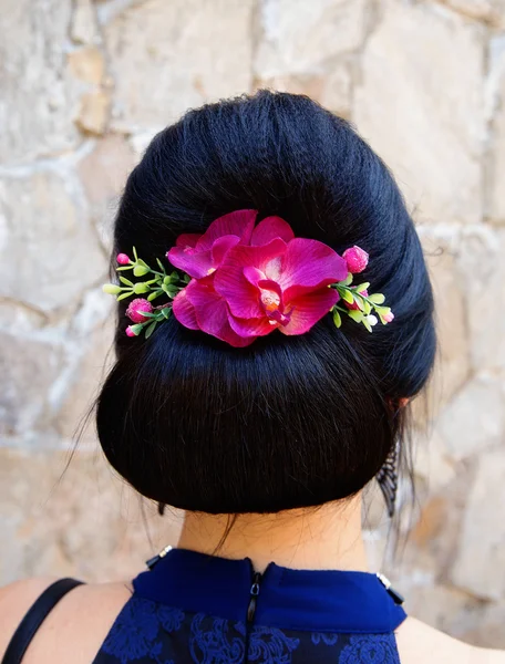 Hairstyle with hair ornament in the form of a flower — Stock Photo, Image