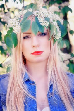 Kız bir kot ceket içinde çiçekler erken hoşlanır.