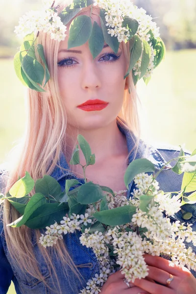 Fille dans une veste en denim jouit des fleurs tôt le matin — Photo