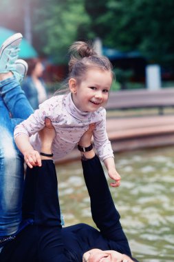 Mutlu anne ve bir parkta küçük kızım