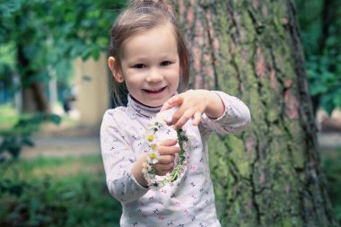 papatyalar bir çelenk ile küçük kız 
