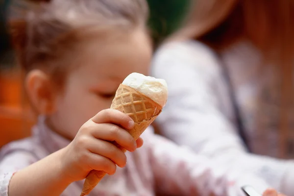 Ice cream in the hands of a child — Stock Photo, Image