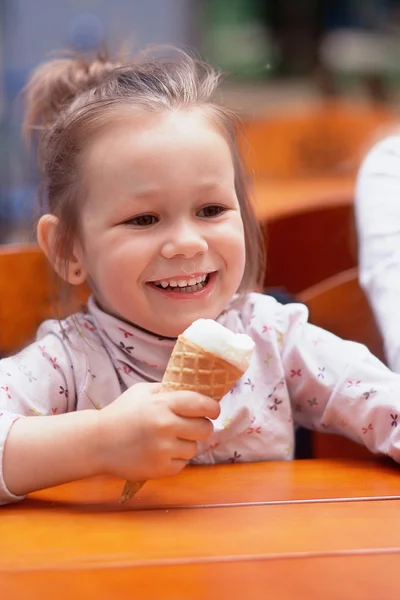 Menina feliz comer sorvete — Fotografia de Stock