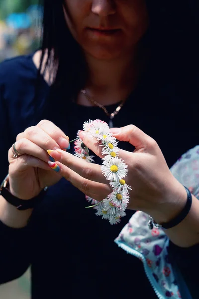 Girl makes a wreath — Stock Photo, Image