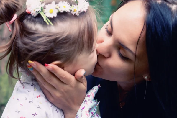Matka całować jej córka — Zdjęcie stockowe
