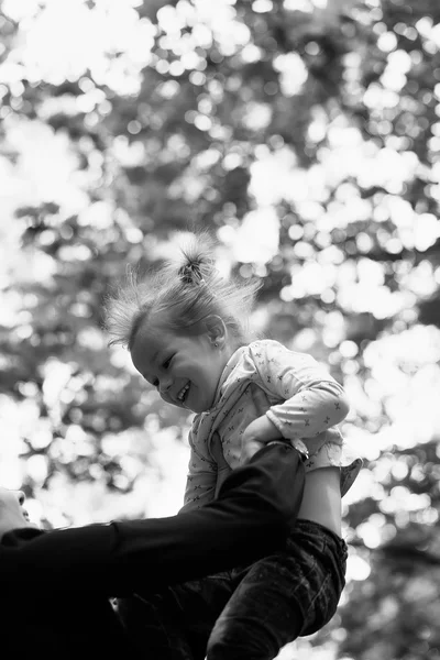 Mãe e filha pequena se divertir em um parque. Blck e branco — Fotografia de Stock