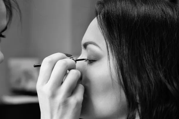 Artista de maquillaje profesional haciendo maquillaje. Blanco y negro —  Fotos de Stock