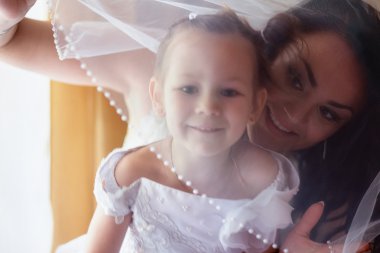 Anne ve kızı bir düğün günü içinde