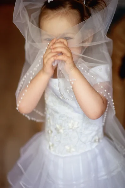 Kis lány viselni fehér fátyol — Stock Fotó