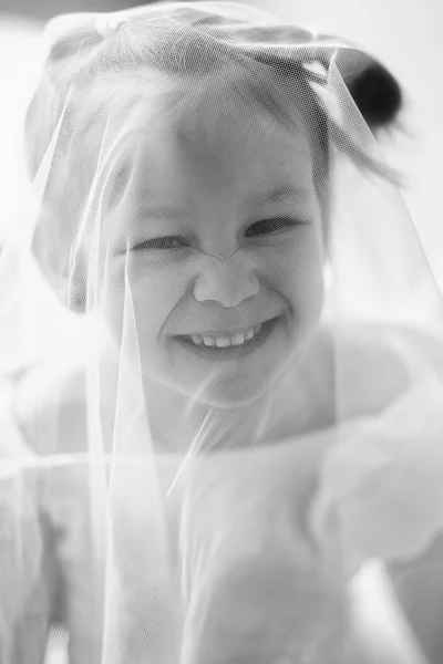 Petite fille porter un voile blanc. Noir et blanc — Photo