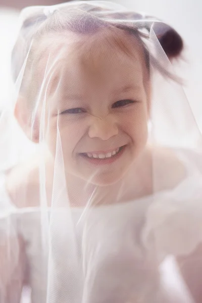 Malá dívka nosí bílý závoj. — Stock fotografie