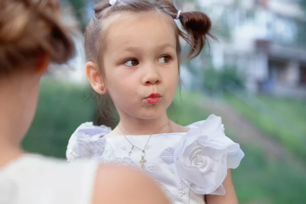 Menina pequena com lábios pintados — Fotografia de Stock