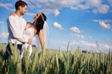 bir alanda güzel gelin