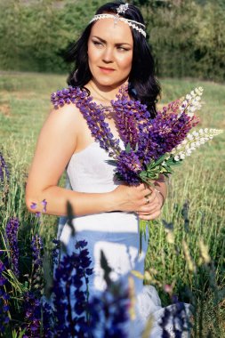 bir alanda güzel gelin