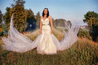 bir alanda güzel gelin