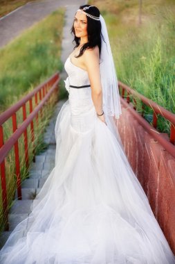 bir alanda güzel gelin