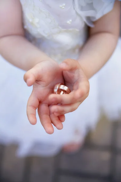 Anillos de novia en la palma del bebé —  Fotos de Stock