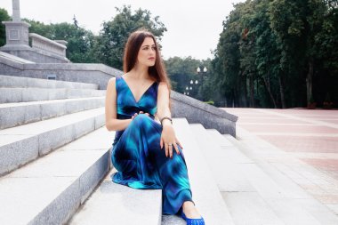 mavi elbiseli güzel genç esmer kadın