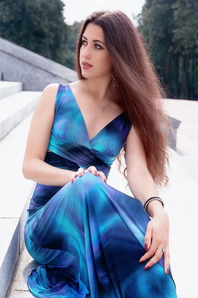 Bela jovem morena mulher em um vestido azul — Fotografia de Stock