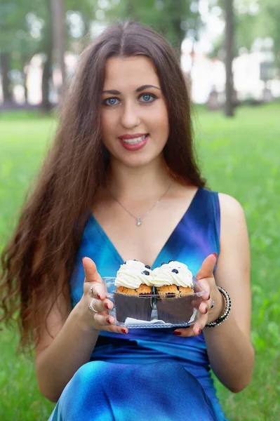 Menina bonita com cupcakes — Fotografia de Stock