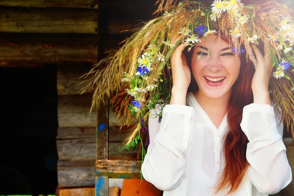 Красивая улыбающаяся девушка в цветочном венке — стоковое фото