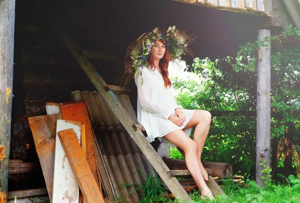 Bela menina feliz em uma coroa de flores — Fotografia de Stock