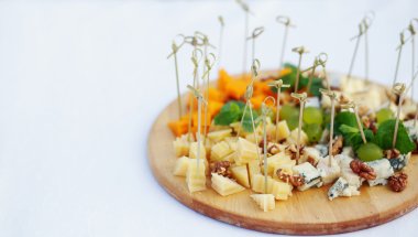 peynir farklı tipleri ile ahşap tabak