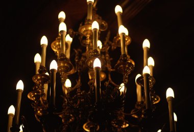 mum şeklinde ampuller ile avize