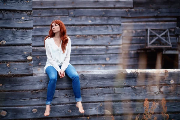 Girl in white shirt and blue jeans — Stock Photo, Image