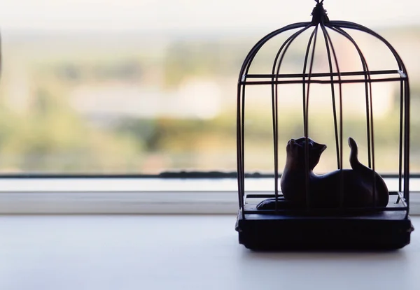 Statyer av katt på en fönsterbräda — Stockfoto