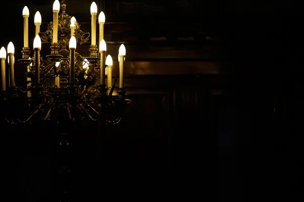 Kronleuchter mit Glühbirnen in Form einer Kerze — Stockfoto